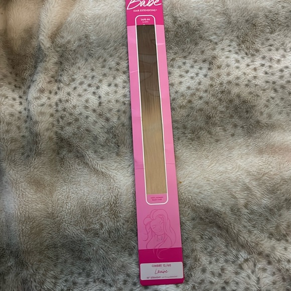 BNIB BABE SEAMLESS TAPE IN HAIR EXTENSIONS - Picture 1 of 5